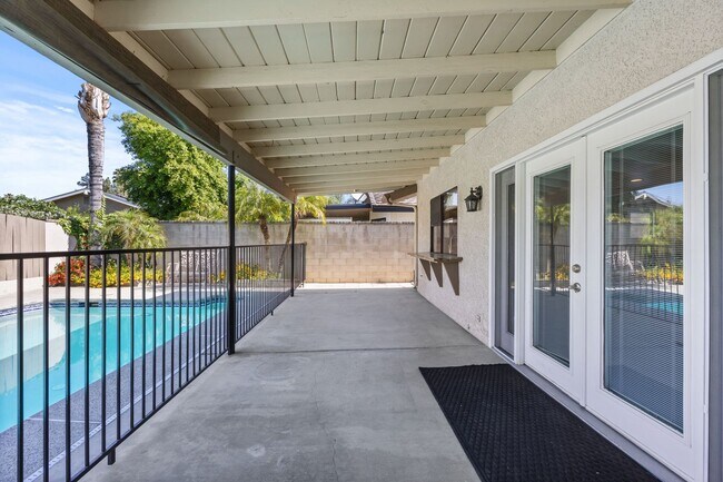 Building Photo - 605 N El Rio Dr