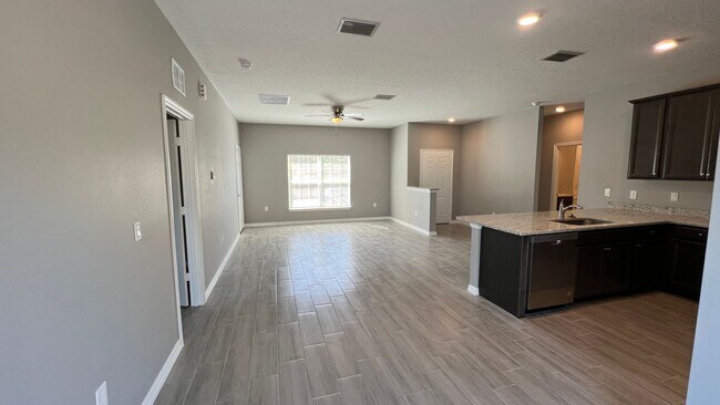 Building Photo - Spacious 3BD/2BA Palm Bay Home – Modern Comfort & Great Location!