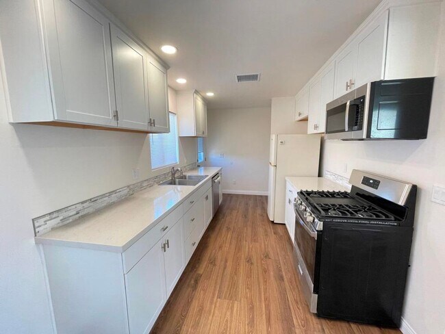 Building Photo - Like New Inside! Remodeled 3bd/2ba House In Desirable Allied Gardens Neighborhood