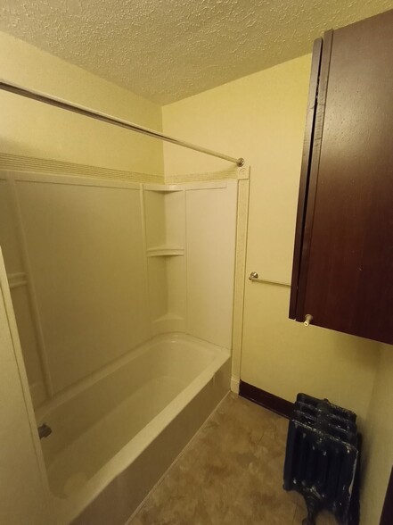 Shower & storage cabinet - 206 Edwin Ave SE