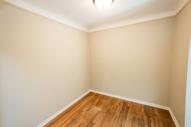 Building Photo - Larpenteur Villas