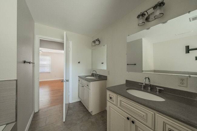Building Photo - 3-Bedroom in Westworth Village!
