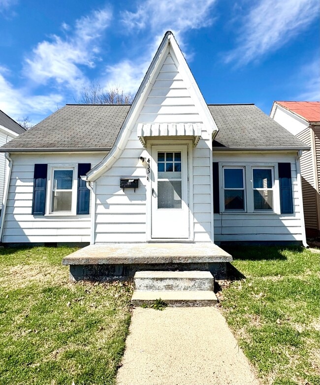 Building Photo - 433 13th St