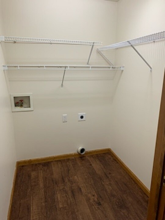 Seperate laundry area with w/d hook up - 1106 Heather Dr