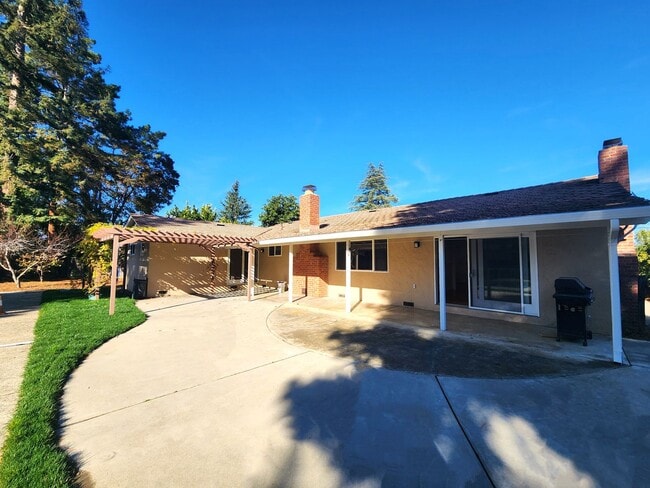 Building Photo - Charming Single Family Home Located in Sou...