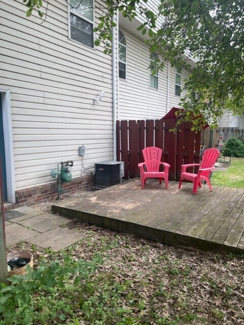 Building Photo - 320 Station St