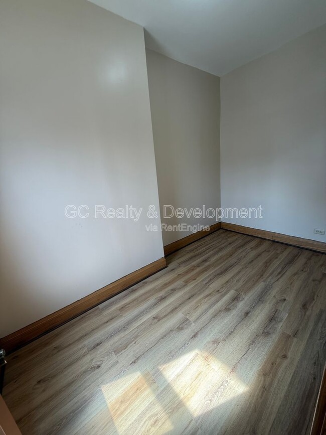 Building Photo - 2550 W Washington Blvd