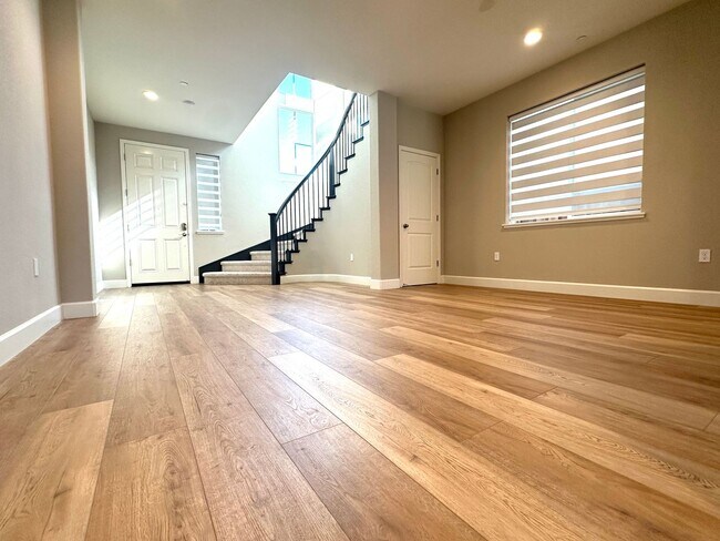 Building Photo - Beautiful Newer 5 Bedroom, 4 Bath in the h...