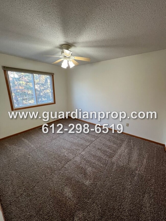 Building Photo - End Unit Woodbury Townhouse Available Now,...