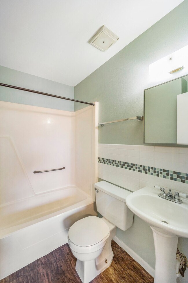 Building Photo - Daughtery Place 1 Bedroom Upstairs Condominium