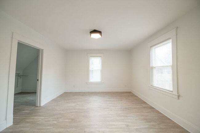Building Photo - Updated Tremont 1 Bedroom