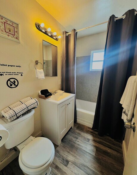 Building Photo - 2811 Dracena St
