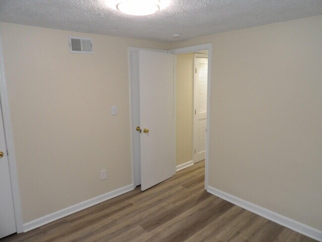 Building Photo - 307 Henry St