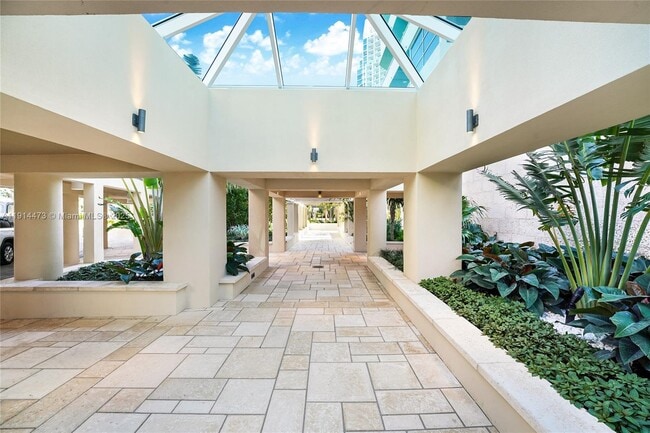 Building Photo - 300 South Pointe Dr