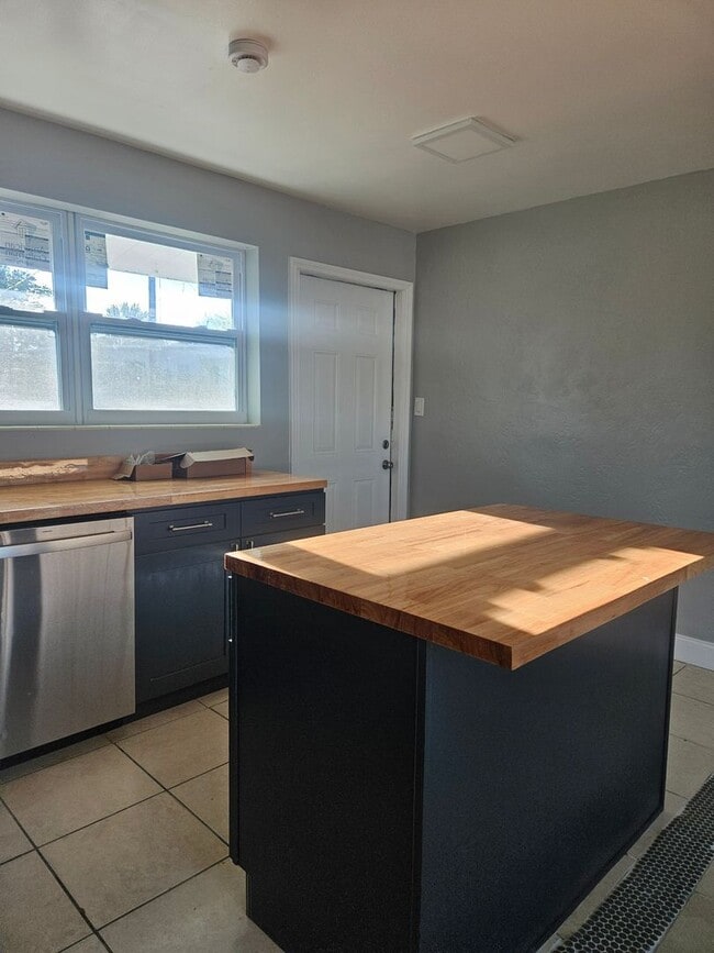 Building Photo - 3 bedroom 2 bath home