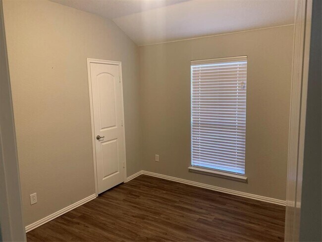 Building Photo - 604 Savanna Dr