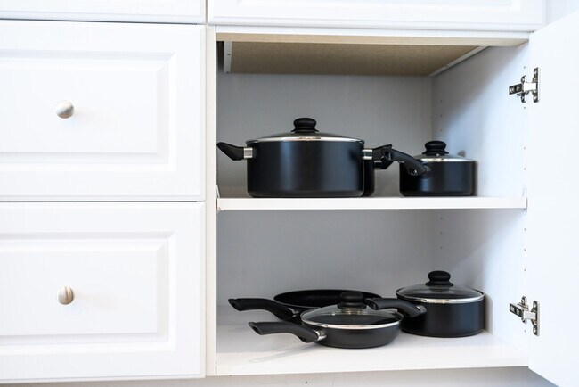 Building Photo - Fully Furnished with appliances Ontario Townhouse