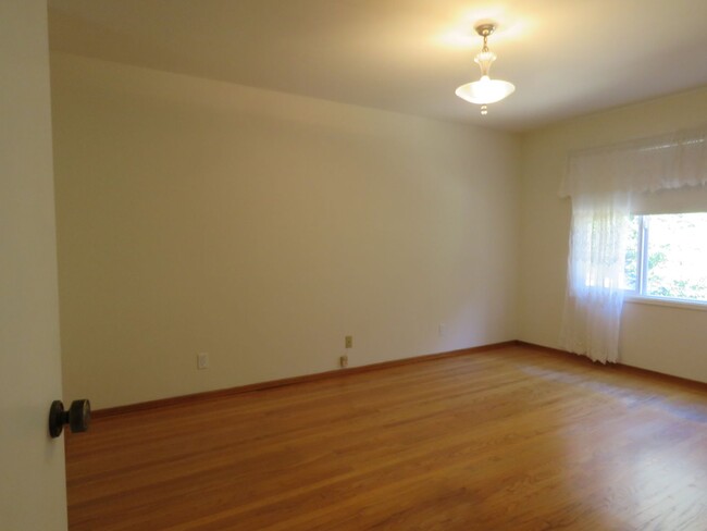 Building Photo - Large 3 Bedroom House in Forest Knolls