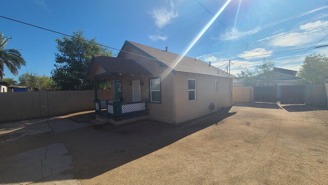 Building Photo - 1223 E Roosevelt St