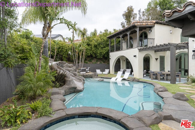 Building Photo - 5861 Ridgebrook Dr