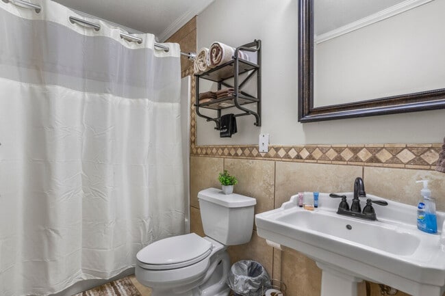 Building Photo - 426 Russell Ave