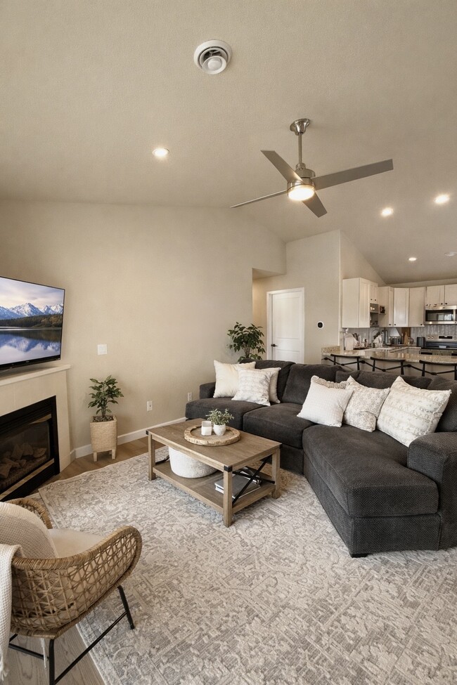 Building Photo - 827 Cheyenne Ave