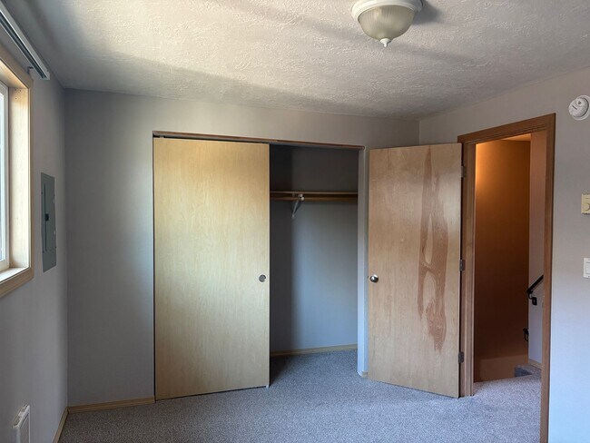 Building Photo - Pet-friendly Townhouse Near Parks and Downtown Newberg  Showings Start 4/2/26