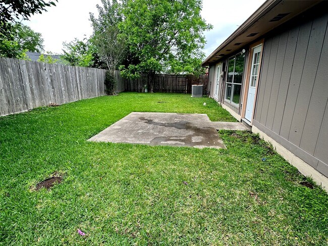 Building Photo - 2115 Barrington Pl Dr