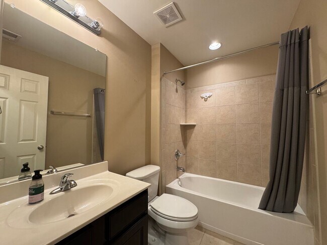 Building Photo - Beautiful And Spacious 3 Bed 3.5 Bath Interior Brick Townhome With Balcony In Hastings Marketplace