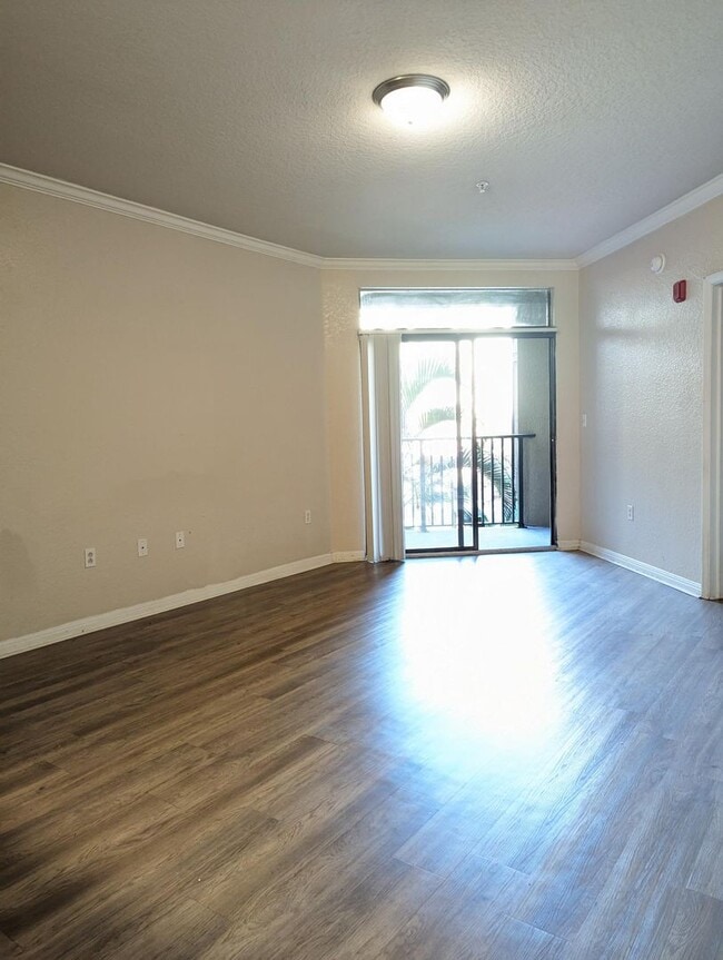 Building Photo - Conveniently located, Updated 2x2 corner b...