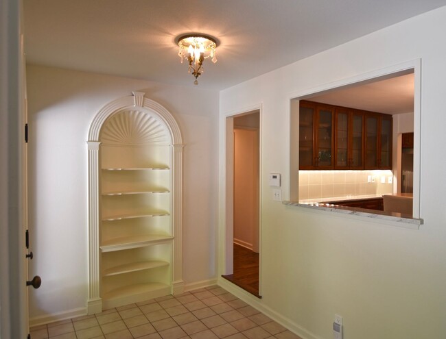 Building Photo - Lake Forest Park Four Bedroom