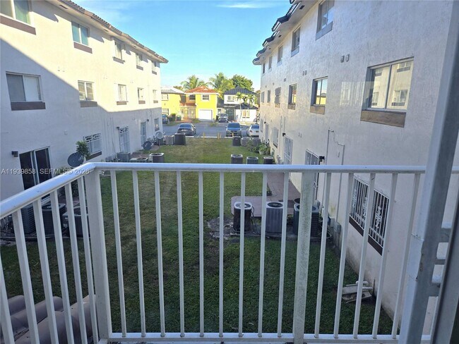 Building Photo - 1100 SW 104th Ct