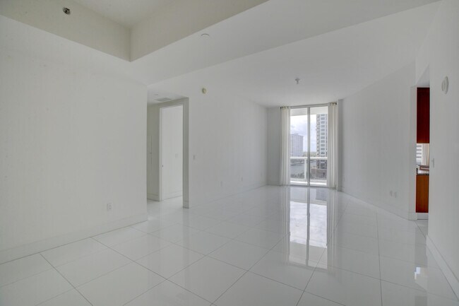 Building Photo - 15901 Collins Ave