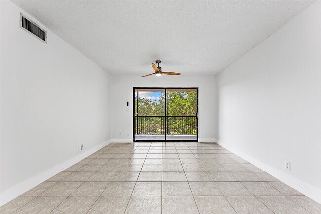 Building Photo - 200 Jacaranda Country Club Dr