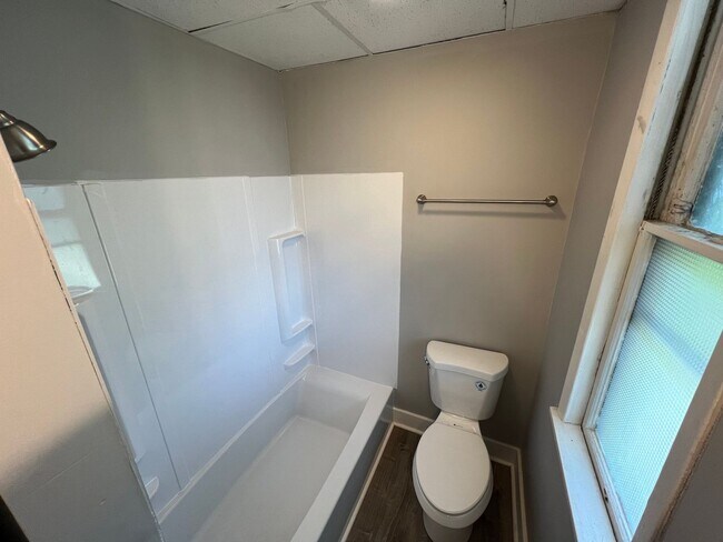 Building Photo - Gorgeous 1 and 2 bedroom apartments for re...