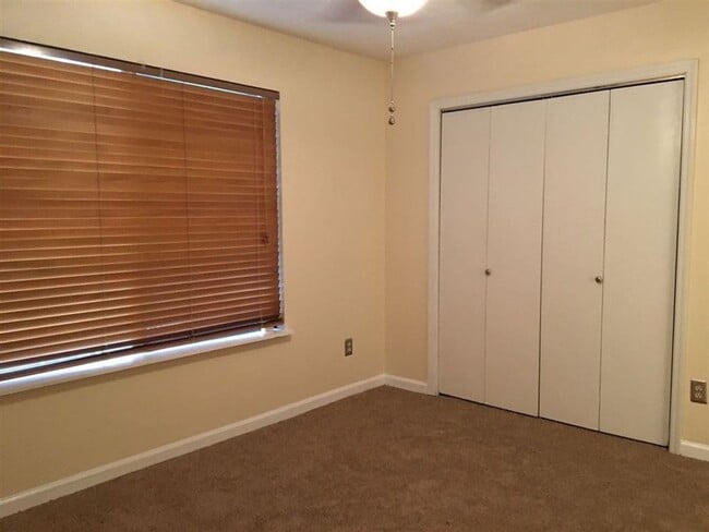 Building Photo - 2 Bedroom Apartment Walking Distance to FSU