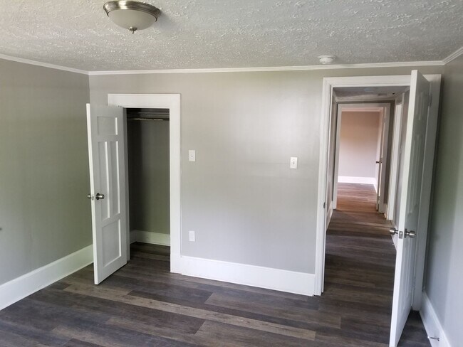 Building Photo - Cozy Home