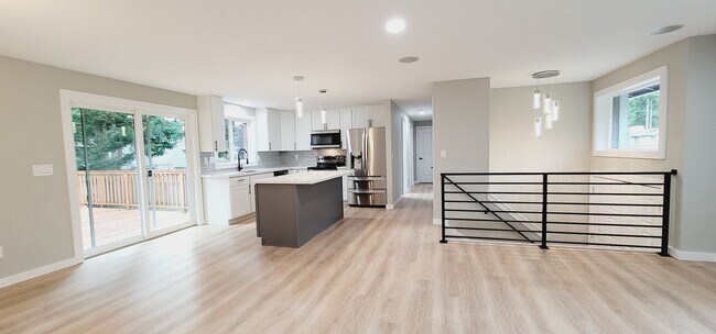 Building Photo - Stunning 4 bedroom House in an amazing location of Puyallup!