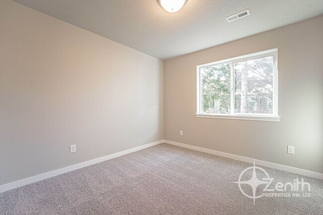 Building Photo - 4716 NE 37th Ct
