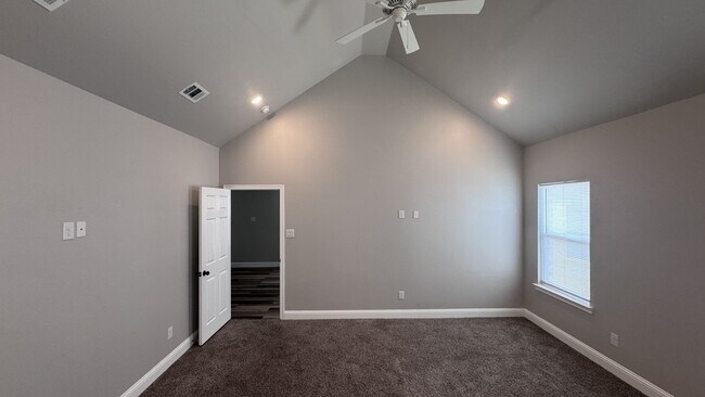 Building Photo - 117 Hessed St