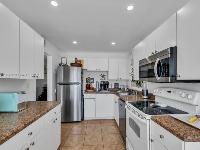 Building Photo - 8401 Lagos De Campo Blvd