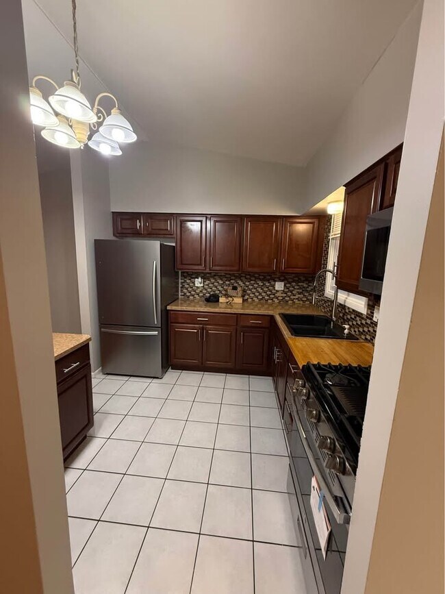 Building Photo - 1335 Gifford Ct