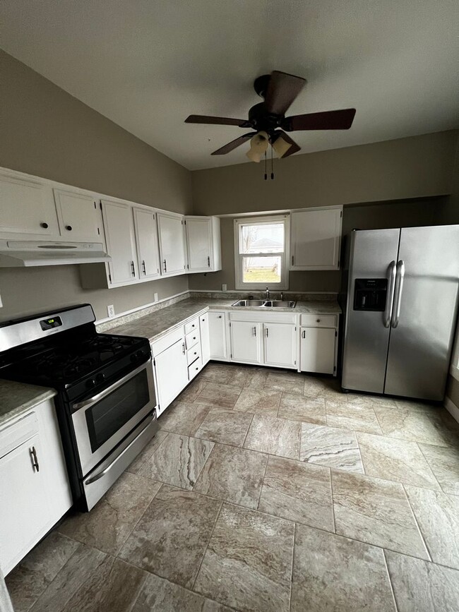 Building Photo - 2 bed with Bonus room and 1 1/2 bath home in Moline!