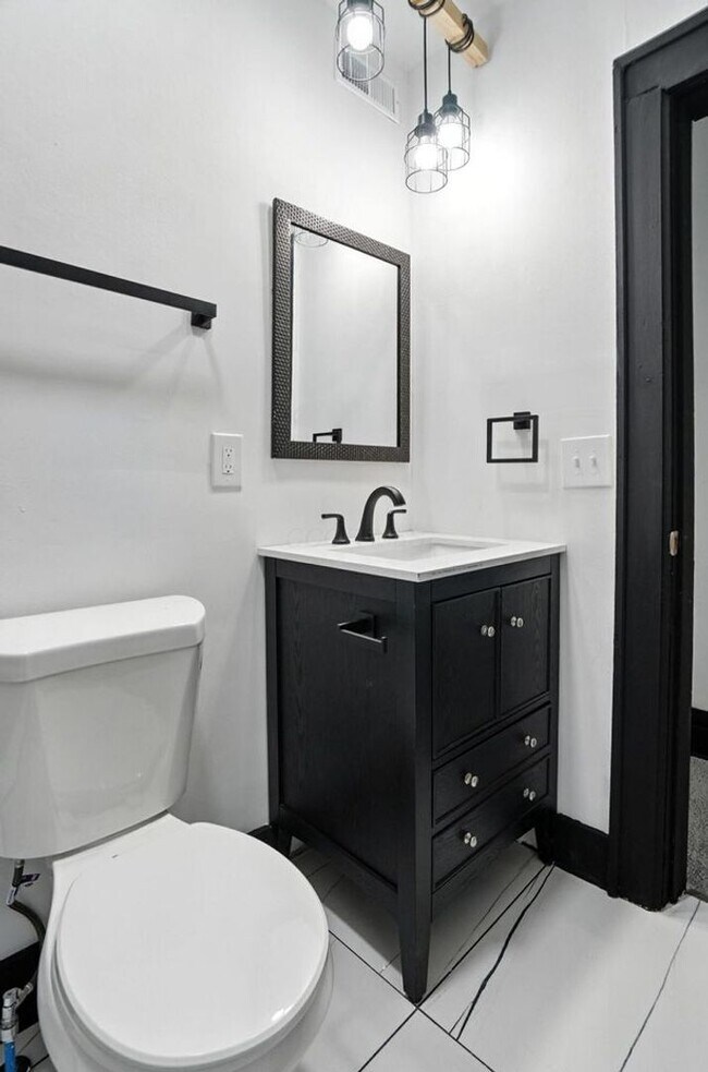 Building Photo - 887-889 E Livingston Ave