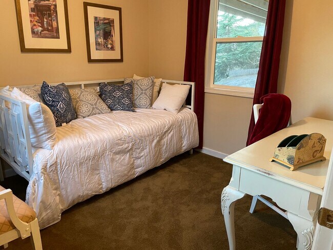 Building Photo - Hillside Cottage! Charming home with a view, 3-bd, 1-ba, fireplace, garage $300 Utility Fee