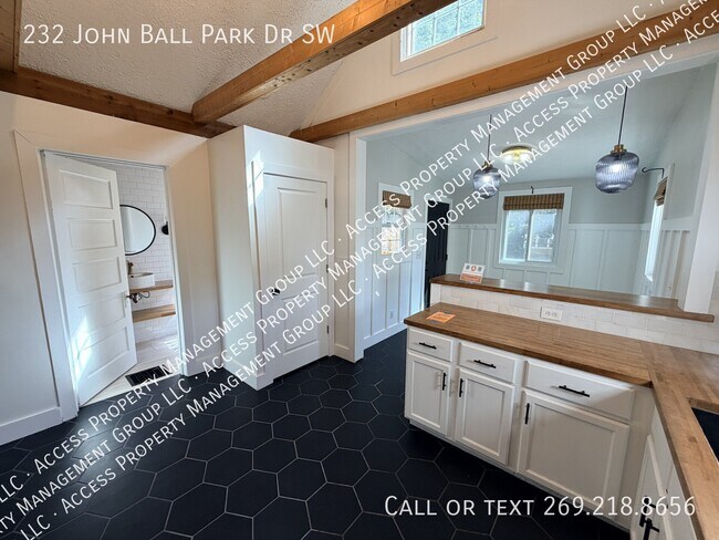 Building Photo - 232 John Ball Park Dr SW