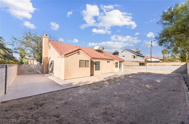 Building Photo - 5761 Cloverleaf Cir