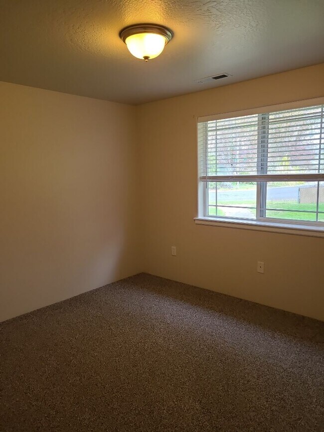 Building Photo - Spacious 3 Bed, 2 Bath Home on a Corner Lot in Southwest Medford