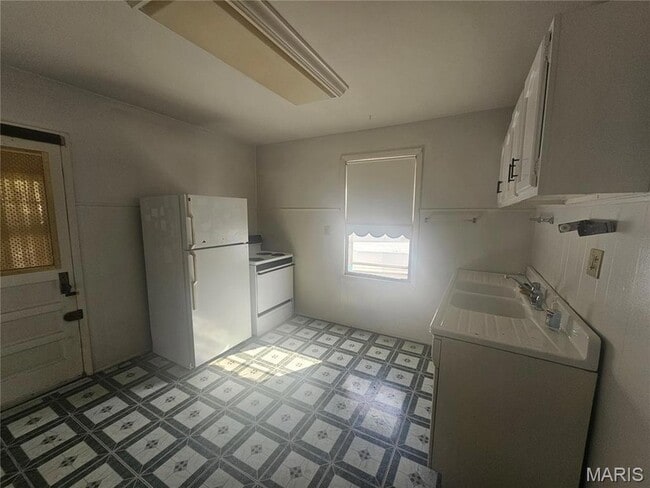 Building Photo - 8709 Alva Ave