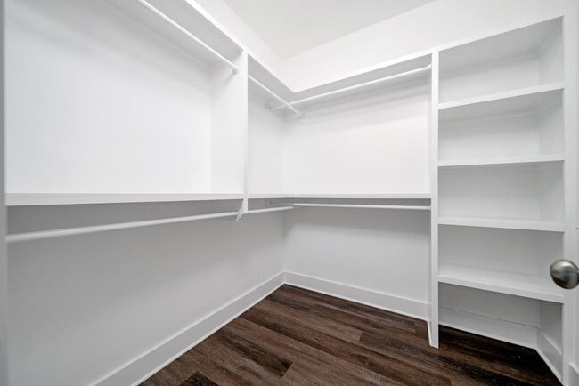 Building Photo - Stunning 2BE/2.5BA townhome next to Percy ...